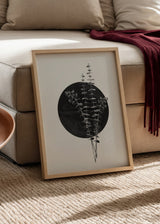Tableau avec branches d’eucalyptus en noir et blanc sur grand cercle noir, composition botanique au style minimaliste, fond clair et lignes épurées. Disponible sur kudeko.com