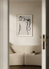 Cuadro decorativo de estilo minimalista y nórdico colocado en salón, silueta femenina de línea continua, modelo Women Sketch I