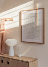 Cuadro decorativo de estilo minimalista y orgánico colocado en salón, hojas tropicales beige minimalistas, modelo Beige Leaves