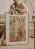 Cuadro decorativo de estilo minimalista y orgánico colocado en salón, fotografía de caña seca en tonos beige, modelo Caña Seca Soleada