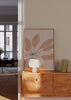 Cuadro decorativo de estilo minimalista y orgánico colocado en salón, flor botánica minimalista en tonos suaves, modelo Dream Flower I