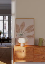 Cuadro decorativo de estilo minimalista y orgánico colocado en salón, flor botánica minimalista en tonos suaves, modelo Dream Flower I