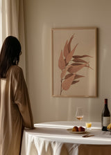 Cuadro decorativo de estilo minimalista y orgánico colocado en salón, rama de eucalipto seco en tonos suaves, modelo Dried Eucalyptus