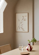 Cuadro decorativo de estilo minimalista y orgánico colocado en salón, espiga botánica en tonos beige, modelo Espiga de Avena