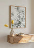 Tableau avec branches d’eucalyptus, feuilles arrondies en vert sauge, gris doux et blanc, composition botanique florale légère sur fond lumineux et aérien. Disponible sur kudeko.com
