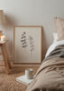 Cuadro decorativo de estilo minimalista y orgánico colocado en salón, ramas de eucalipto en tonos suaves, modelo Eucalyptus Twigs