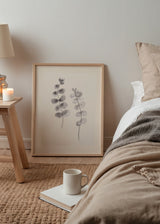 Cuadro decorativo de estilo minimalista y orgánico colocado en salón, ramas de eucalipto en tonos suaves, modelo Eucalyptus Twigs