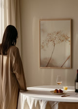 Tableau encadré de fleurs sauvages blanches et beiges, tiges fines, fond clair et composition aérienne de style floral délicat. Disponible sur kudeko.com