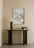 Cuadro decorativo de estilo minimalista y orgánico colocado en salón, ramo floral seco en tonos neutros, modelo Flowery I