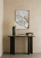 Cuadro decorativo de estilo minimalista y orgánico colocado en salón, ramo floral seco en tonos neutros, modelo Flowery I