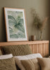 Cuadro decorativo de estilo minimalista y orgánico colocado en salón, hojas de palmera en tonos verdes, modelo Jungla Verde