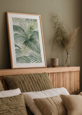 Cuadro decorativo de estilo minimalista y orgánico colocado en salón, hojas de palmera en tonos verdes, modelo Jungla Verde