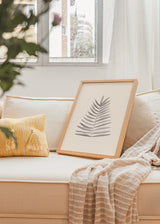 Cuadro decorativo de estilo minimalista y orgánico colocado en salón, hoja de palma en tinta suave, modelo Palm Leaf Ink