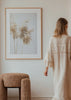 Tableau avec branches de pampas séchées en beige, sable et crème sur fond clair, avec composition douce et style photographique naturel pour une décoration murale épurée. Disponible sur kudeko.com