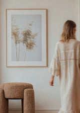 Tableau avec branches de pampas séchées en beige, sable et crème sur fond clair, avec composition douce et style photographique naturel pour une décoration murale épurée. Disponible sur kudeko.com