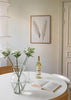 Cuadro decorativo de estilo minimalista y orgánico colocado en salón, plumas de pampas beige sobre fondo claro, modelo Pampas Beiges