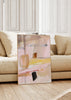 Tableau avec composition abstraite en rose poudré, beige, jaune doux, brun et noir, formes libres et lignes fines dans un style contemporain épuré. Disponible sur kudeko.com