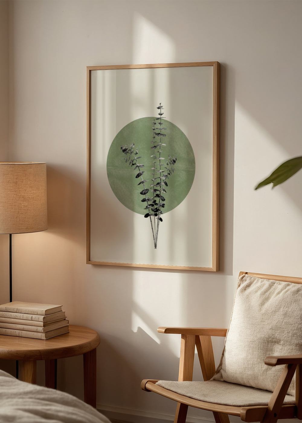 Tableau avec composition botanique de tiges fines, feuilles sombres et grand cercle vert sauge sur fond clair, dans un style minimaliste et contemporain. Disponible sur kudeko.com