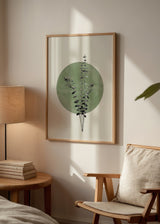 Cuadro decorativo de estilo minimalista y orgánico colocado en salón, composición botánica minimalista con círculo verde, modelo Sun & Plant III