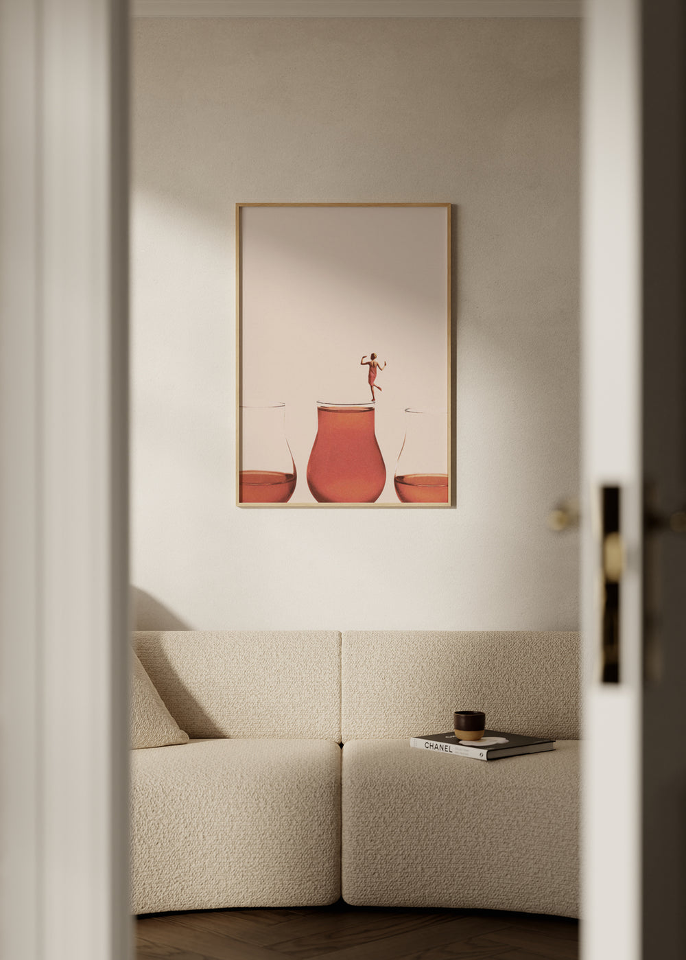 Gerahmtes Wandbild mit drei Gläsern voller rosafarbener Flüssigkeit, beigem Hintergrund, kleiner weiblicher Figur, cremefarbenen und terrakottafarbenen Tönen, surrealem minimalistischem Stil. Erhältlich auf kudeko.com