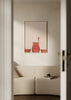 Gerahmtes Wandbild mit drei Gläsern voller rosafarbener Flüssigkeit, beigem Hintergrund, kleiner weiblicher Figur, cremefarbenen und terrakottafarbenen Tönen, surrealem minimalistischem Stil. Erhältlich auf kudeko.com
