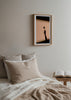 Cuadro decorativo de estilo minimalista y sereno colocado en dormitorio, silueta floral romántica, modelo Sombras florales III