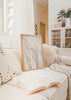 Cuadro decorativo de estilo minimalista y sereno colocado en salón, detalle fotográfico de hojas secas en tonos neutros, modelo Pattern
