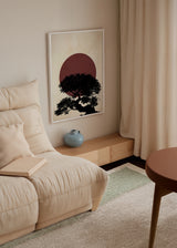 Cuadro decorativo de estilo minimalista y sereno colocado en salón, árbol en silueta con sol rojo, modelo Rojo Atardecer I