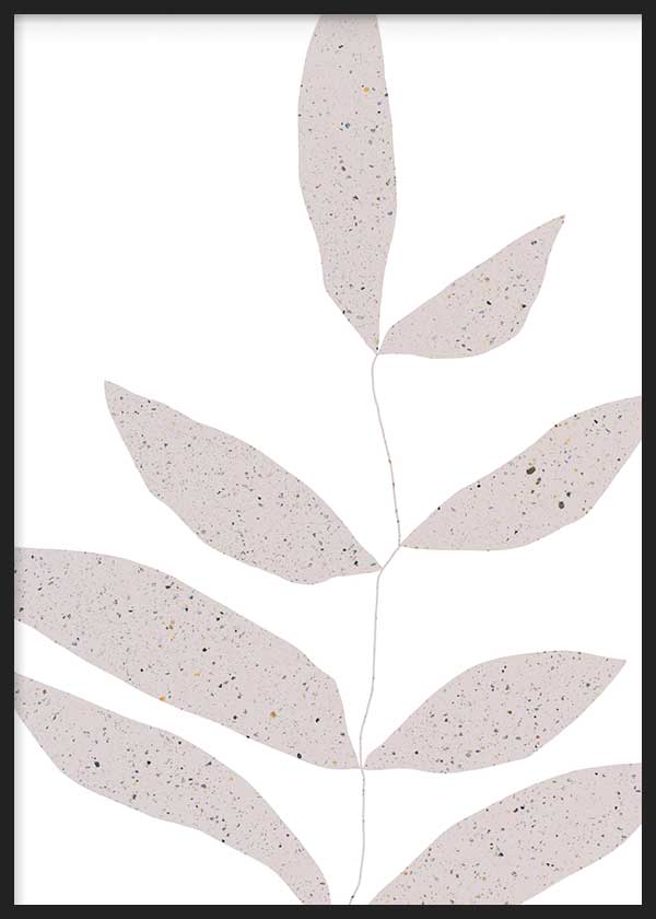 Quadro emoldurado com ramo de folhas alongadas em bege rosado sobre fundo branco, textura salpicada subtil e composição minimalista de linhas leves. Disponível em kudeko.com