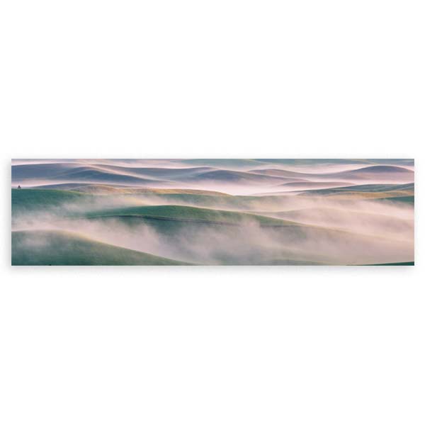 Horizontales Wandbild mit geschwungenen Dünen im Morgennebel, in Sandtönen, Altrosa, Perlgrau und gedämpftem Grün, im Stil Natur und Landschaften. Erhältlich auf kudeko.com