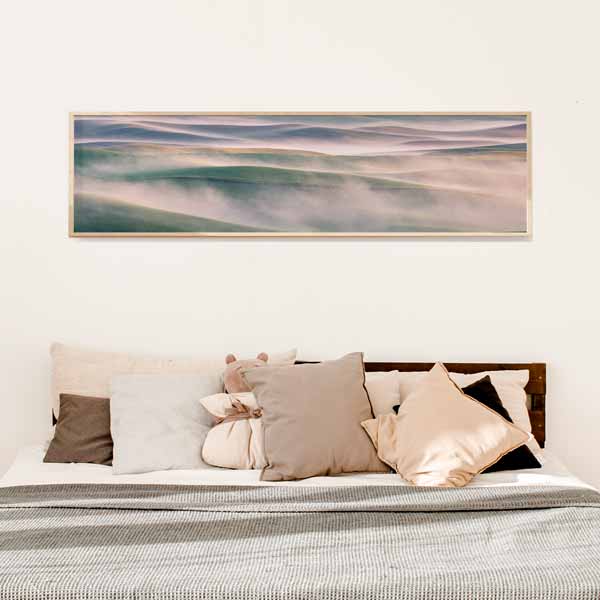 Quadro horizontal de dunas ondulantes envoltas em névoa matinal, em tons areia, rosa suave, cinzento-pérola e verde discreto, de estilo natureza e paisagens. Disponível em kudeko.com