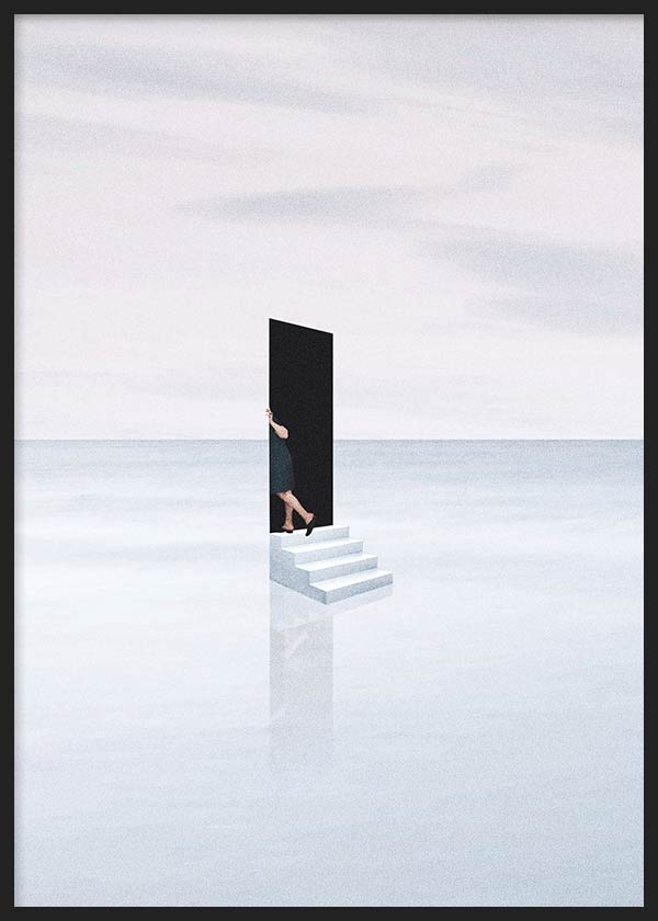Tableau encadré avec porte noire ouverte, escalier blanc sur mer calme, ciel gris perle et bleu pâle, silhouette humaine partielle, style minimaliste contemplatif. Disponible sur kudeko.com