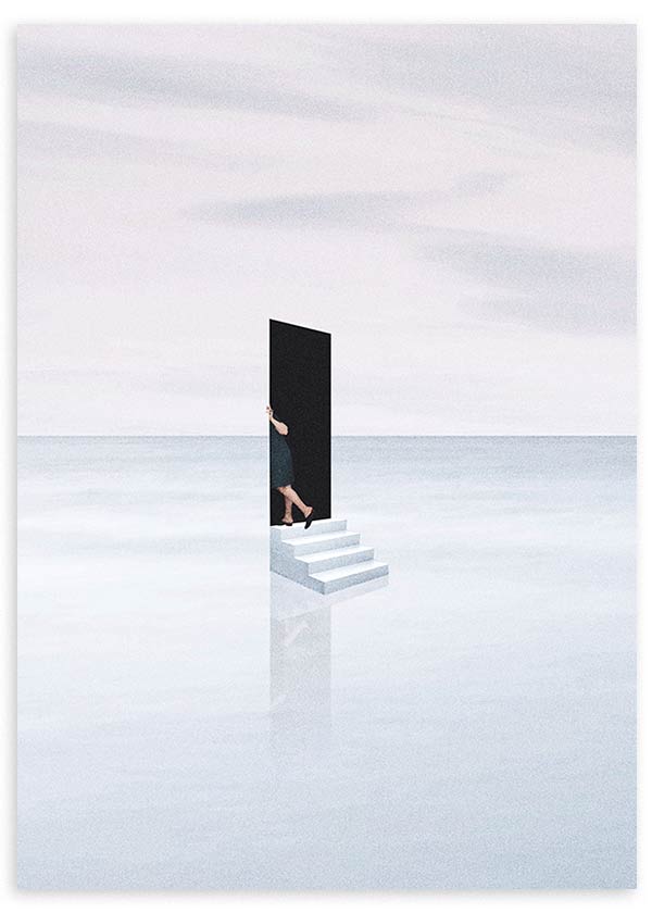 Quadro emoldurado com porta preta aberta, escada branca sobre mar calmo, céu em cinza pérola e azul pálido, figura humana parcial e estilo minimalista contemplativo. Disponível em kudeko.com