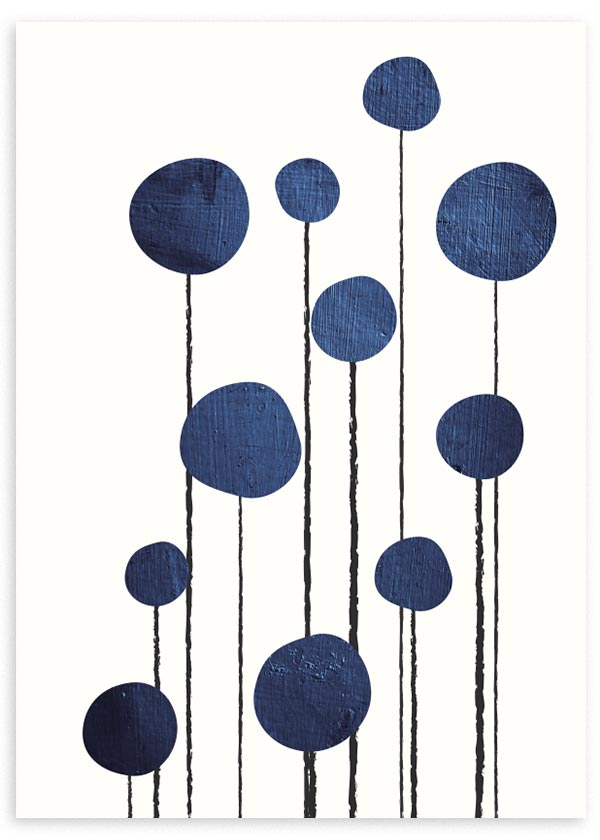 Gerahmtes Wandbild mit stilisierten Blumen aus blauen Kreisen, feinen schwarzen Stielen, hellem Hintergrund und klarer minimalistischer Komposition. Erhältlich auf kudeko.com