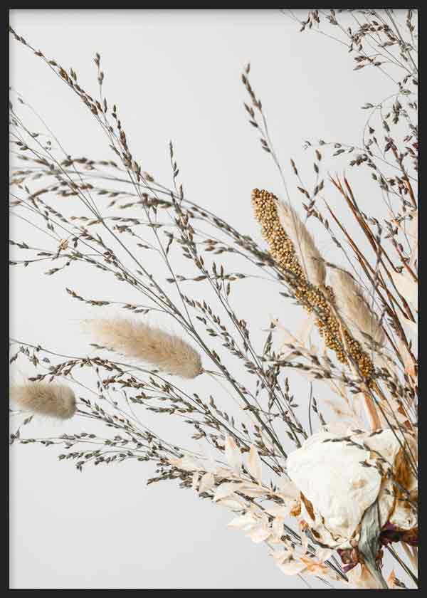 Tableau encadré avec fleurs séchées et branches sauvages en beige, crème, brun clair et gris doux, sur fond blanc, dans un style floral naturel et délicat. Disponible sur kudeko.com