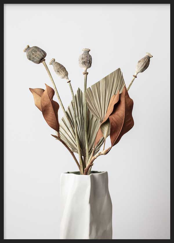 Tableau avec composition botanique de feuilles séchées brunes, capsules de pavot beiges, vase blanc sur fond clair et style minimaliste naturel. Disponible sur kudeko.com