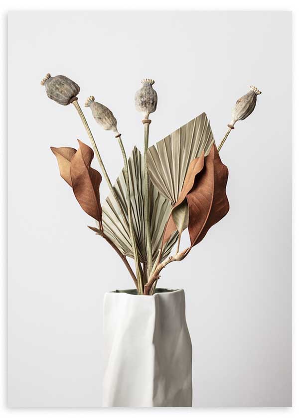 Tableau avec composition botanique de feuilles séchées brunes, capsules de pavot beiges, vase blanc sur fond clair et style minimaliste naturel. Disponible sur kudeko.com