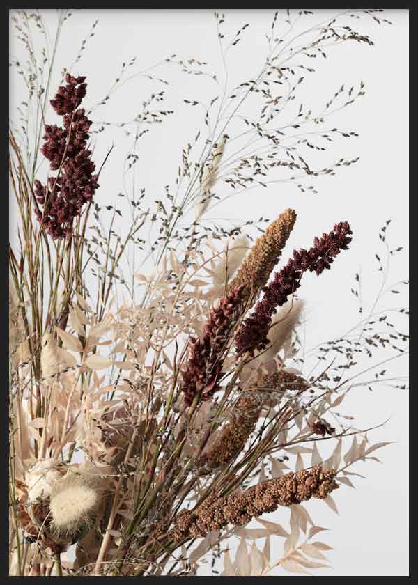 Tableau botanique encadré avec branches sauvages, feuilles séchées et épis en beige, crème, brun et bordeaux, dans un style floral naturel sur fond clair. Disponible sur kudeko.com