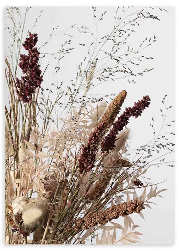Tableau botanique encadré avec branches sauvages, feuilles séchées et épis en beige, crème, brun et bordeaux, dans un style floral naturel sur fond clair. Disponible sur kudeko.com