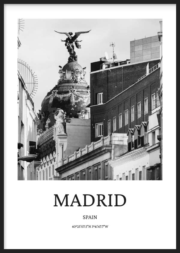 Wandbild einer Straße in Madrid mit monumentaler Kuppel, geflügelter Skulptur, klassischen Gebäuden in Schwarz, Grau und Weiß, eleganter zeitloser Stadtstil. Erhältlich auf kudeko.com