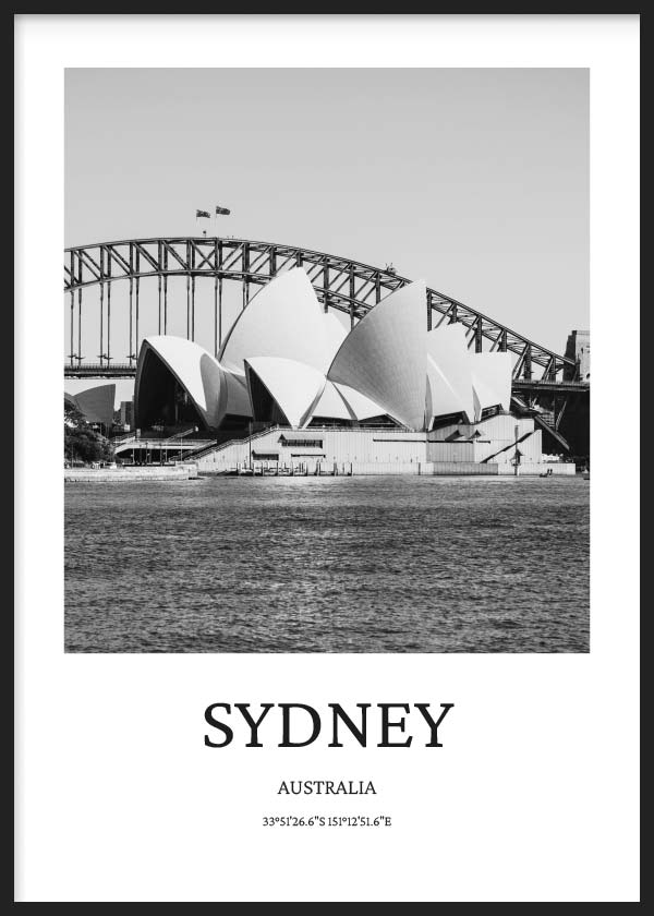Tableau de l’Opéra de Sydney au bord du port, avec pont métallique en arrière-plan, eau au premier plan, tons gris, blanc et noir, style photographique élégant et urbain. Disponible sur kudeko.com