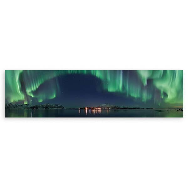 Horizontales Wandbild mit grüner und türkiser Aurora Borealis über dunklem See, blauem Nachthimmel, schneebedeckten Bergen, Lichtreflexen und Natur Landschaftsstil. Erhältlich auf kudeko.com
