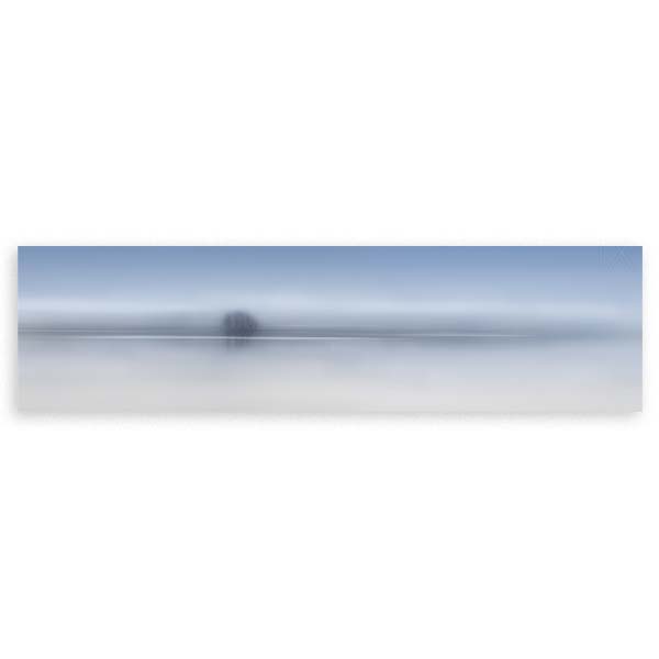 Cuadro horizontal de paisaje lacustre con niebla suave, árboles oscuros en la distancia, agua en tonos azul grisáceo y blanco, de estilo naturaleza y paisajes. Disponible en kudeko.com