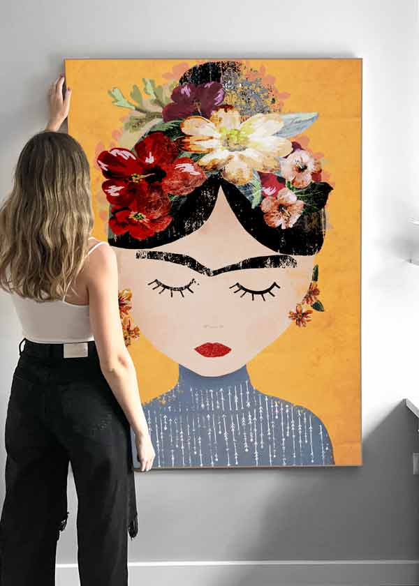 decoración con cuadros grandes, ideas - lámina decorativa de mujer Frida Kalho con flores - kudeko