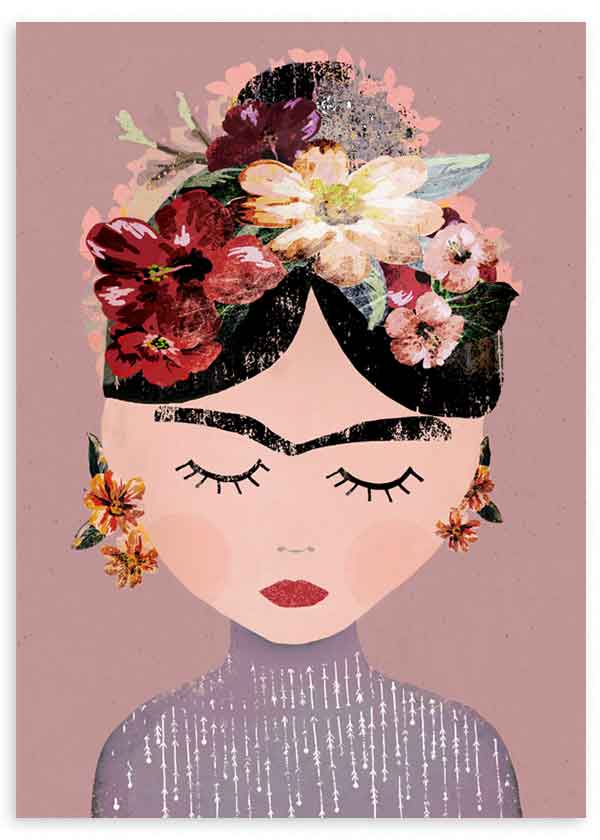 Quadro emoldurado com retrato feminino de olhos fechados, flores bordeaux, creme, rosa e verde, fundo malva suave e estilo de ilustração decorativo. Disponível em kudeko.com