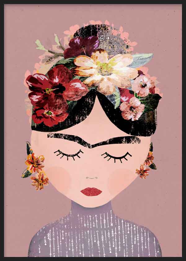 Gerahmtes Wandbild mit weiblichem Porträt, geschlossenen Augen, Blumen in Bordeaux, Creme, Rosa und Grün, puderfarbenem Malvenhintergrund und Illustrationsstil. Erhältlich auf kudeko.com