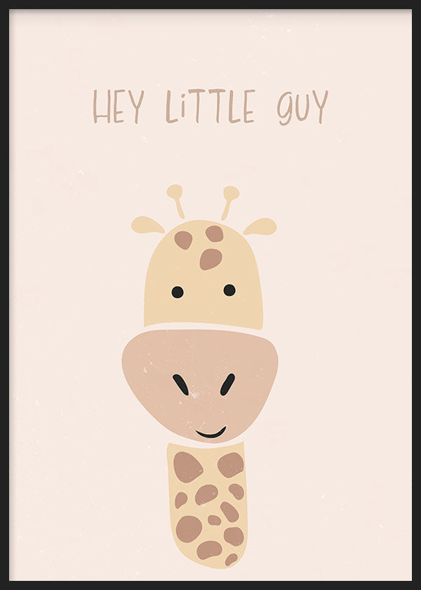 Gerahmtes Wandbild mit lächelnder Giraffe in schlichten Formen, hellrosa Hintergrund, Beige, Creme und sanftem Braun, mit Schriftzug Hey Little Guy im kindlichen Stil. Erhältlich auf kudeko.com