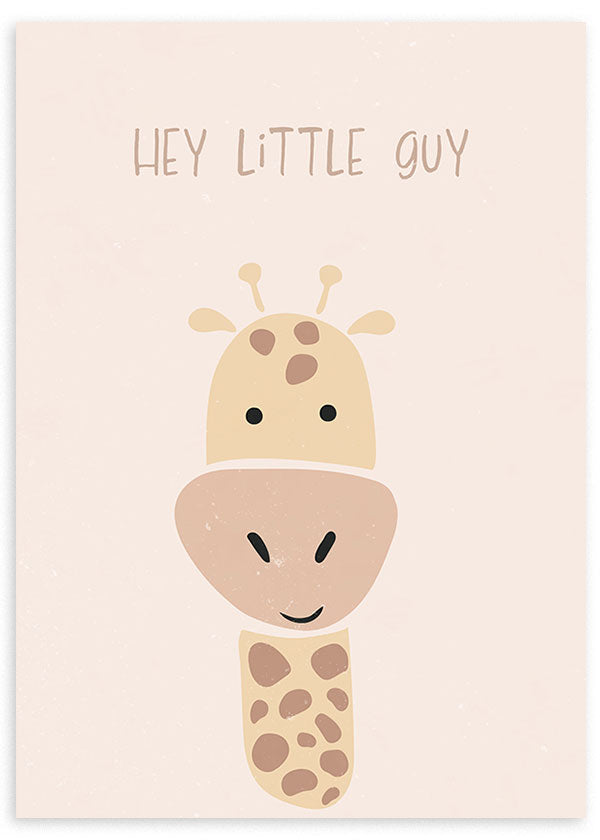 Cuadro con jirafa sonriente de formas simples, fondo rosa claro, tonos beige y marrón suave, con frase Hey Little Guy y estilo infantil. Disponible en kudeko.com