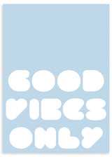 lámina decorativa alegre con frase "Good Vibes Only" en blanco con color de fondo azul cielo