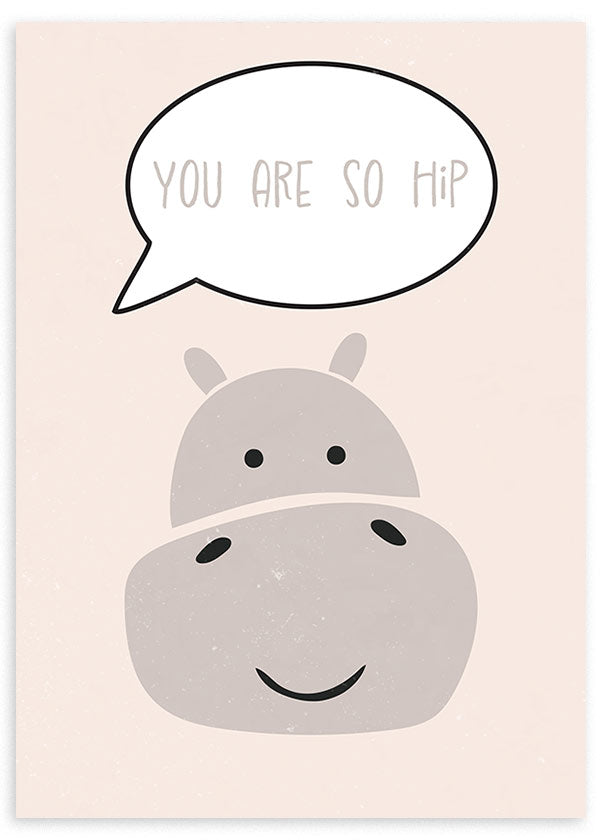 Cuadro con hipopótamo gris de formas suaves sobre fondo beige claro y bocadillo con frase YOU ARE SO HIP, de estilo infantil. Disponible en kudeko.com